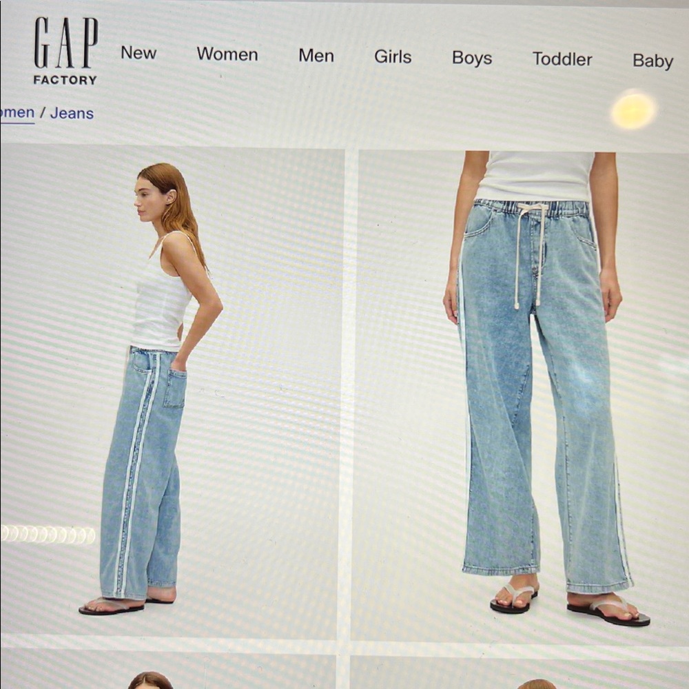 Gap pull on Women's Blue Jeans